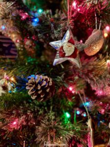 Christmas Tree Decorating Ideas can Include Natural Materials