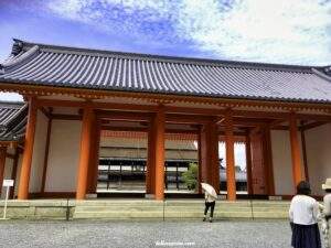 Visiting Kyoto Imperial Palace - Kyoto Gyoen - image by Lisa Soots