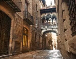 The Pont del Bisbe, is an ornamental bridge (Bishop’s Bridge in English) built in 1929 in Gothic style, that connects the House of Canons with the Palau de la Generalitat.