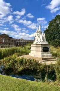 This image features the statue of Queen Victoria in front of Kensington Palace.